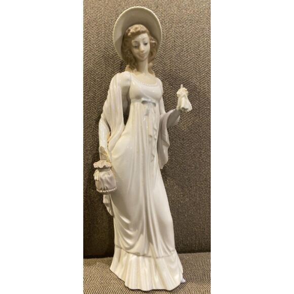 Lladro Dainty Lady #4934 - damaged hands - Picture 1 of 4